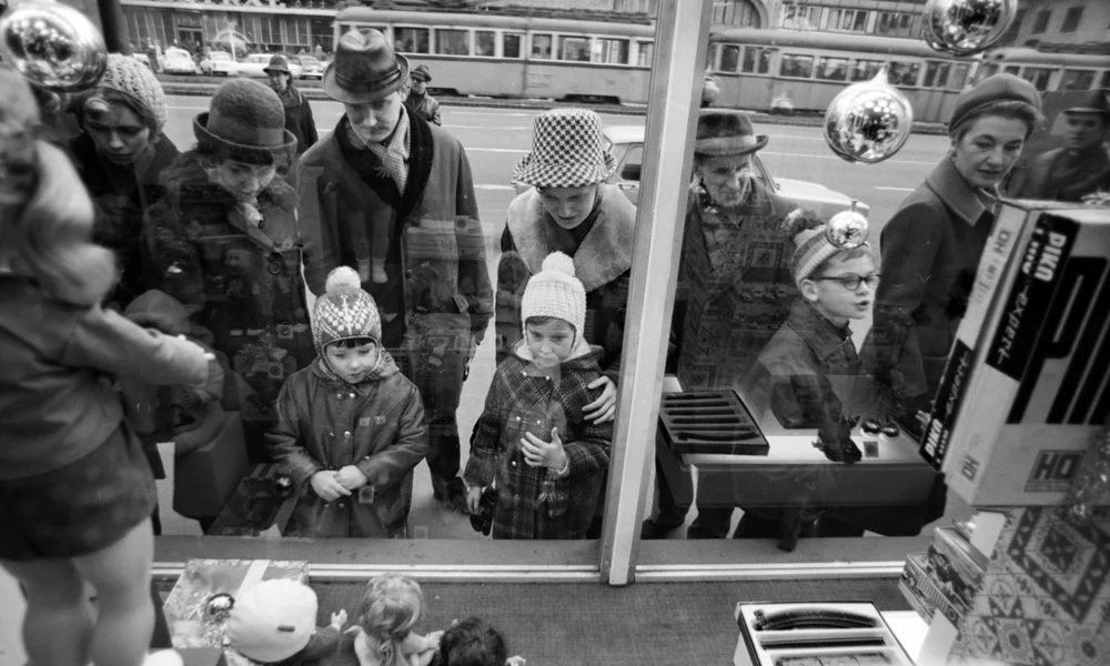 A Triál Sport-, Játék- és Hangszerkereskedelmi Vállalat Károly (akkori Tanács) körút 22–24. szám alatti bemutatóterme (1971)