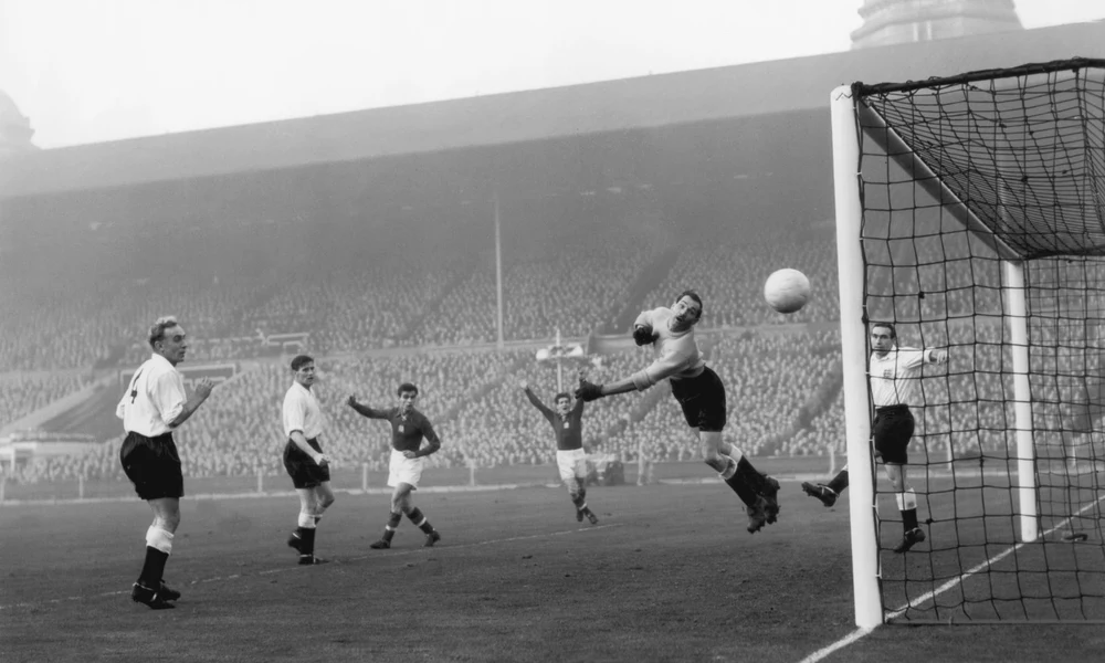 Az évszázad mérkőzése: Billy Wright és Alf Ramsey nézi, ahogy az angol hálóban landol a labda 1953. november 25-én