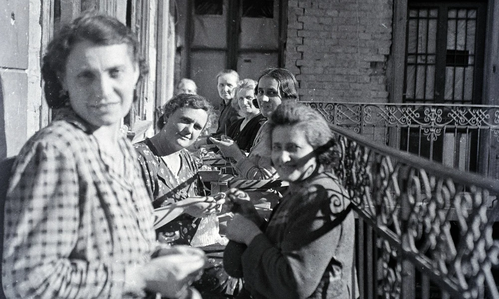Minden szórakoztatóbb, ha van hozzá társaság (1943)
