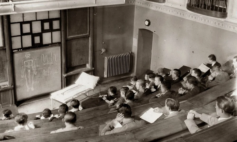 Előadás a Magyar Királyi Erzsébet Tudományegyetem Klinikájának előadótermében (ma Pécsi Tudományegyetem Klinikai Központ), 1928. (Fortepan/POTE)