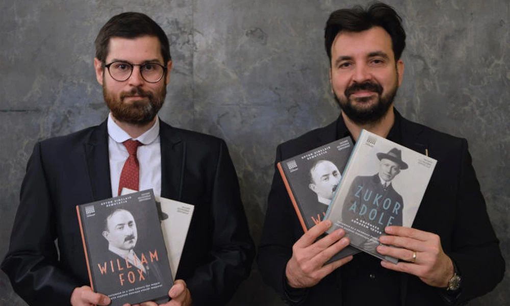 Takó Sándor és Kollarik Tamás a két magyar filmmogul nemrég megjelent életrajzi könyveivel a kezükben