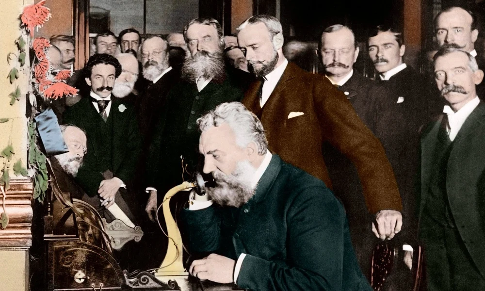 Bell telefonkapcsolatot létesített New York és Chicago közt (1882)