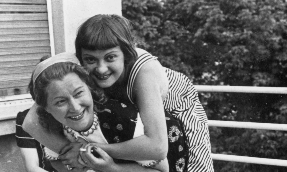 Kováts Terus és Kiss Manyi színművésznők a Honthy Hanna primadonna bérelt villájában tartott színházi kerti partyn, 1939. (Fortepen/Fortepan)