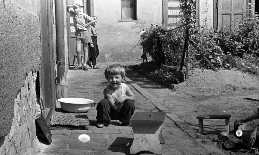 Gyerekélet egy kerületi udvarban, 1958. (Fortepan/Chuckyeager tumblr)