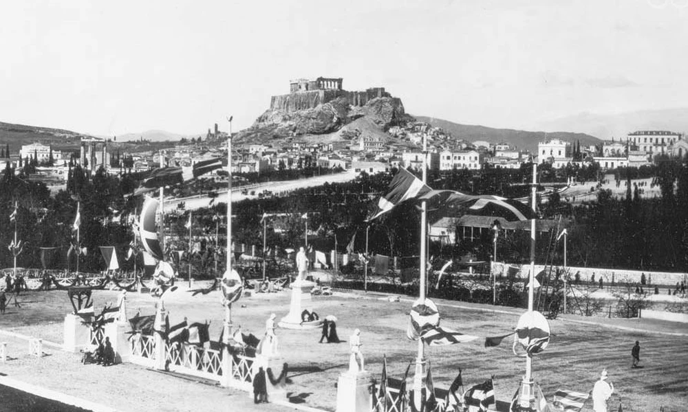 A Panathinaiko stadion hátterében az Akropolisz