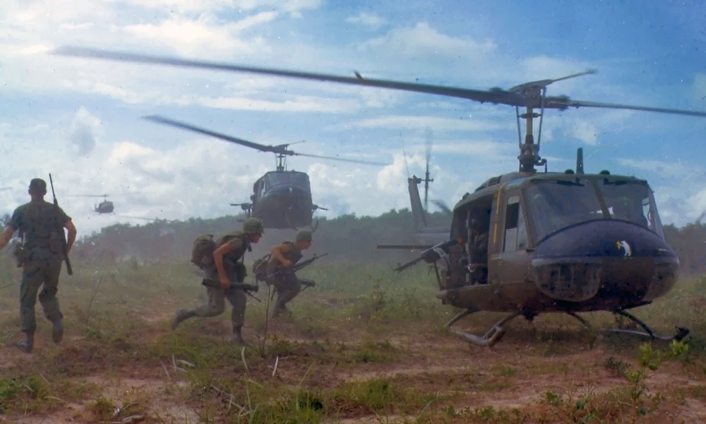 Helikopterek szállítják a gyalogsági ezred katonáit