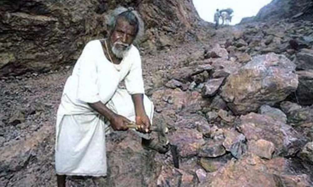Dashrath Manjhi