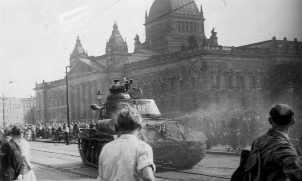 Szovjet tankok vonulnak Lipcsében 1953. június 17-én