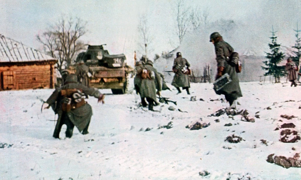 Német katonák megtörten vonulnak Moszkva felé a dermesztő hidegben (1941 decembere)