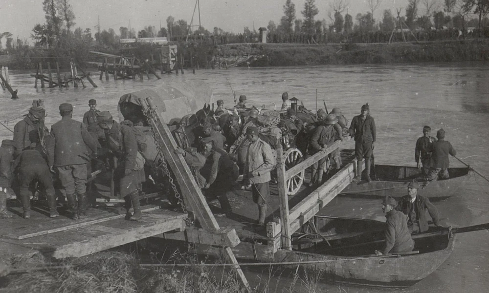 Osztrák-magyar egységek kelnek át az Isonzó folyón 1917-ben