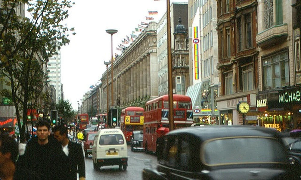 Autók és buszok az Oxford Streeten, 1987.