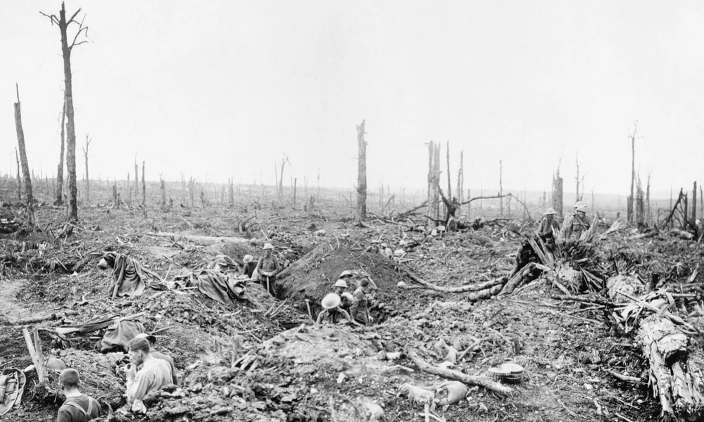 Árkot ásó katonák a kihalt csatamezőn
