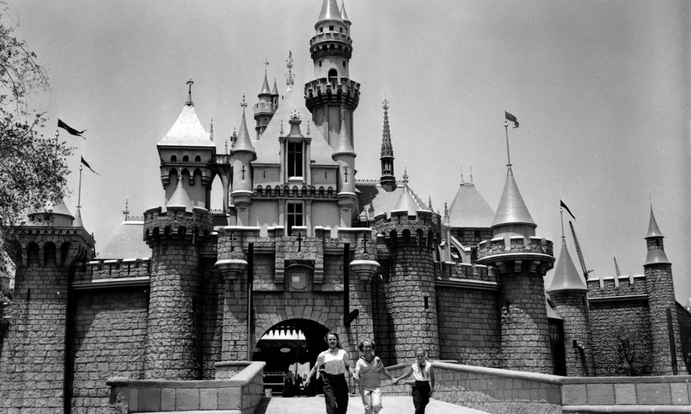 Aszfaltba ragadó lábbelik, menekülő hölgyek Disneylandben