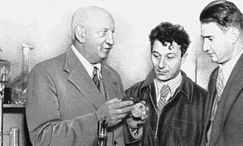 Abram Joffe (balra) és Igor Kurcsatov (jobbra)