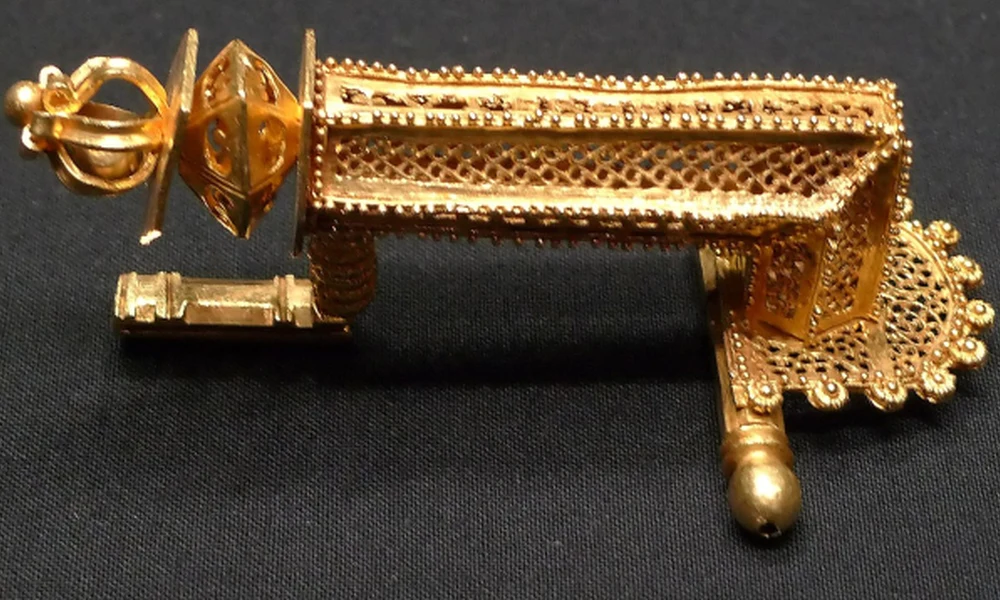 Római arany fibula (bross) 