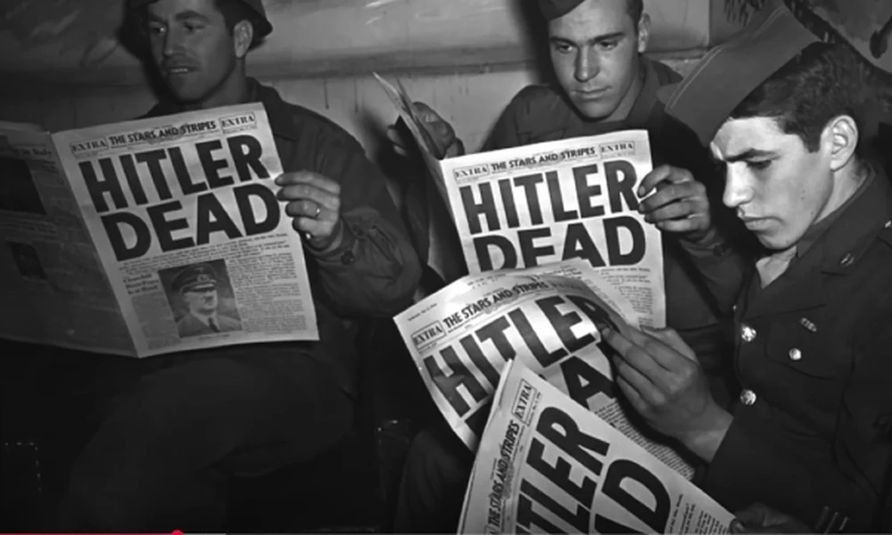 Amerikai katonák HItler halálhírét olvassák