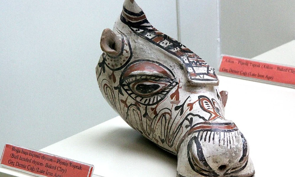Bikafejes rhyton Oluz Höyükből, Amasyai Régészeti Múzeum (Forrás: Wikimedia / Ingeborg Simon / CC BY-SA 3.0)