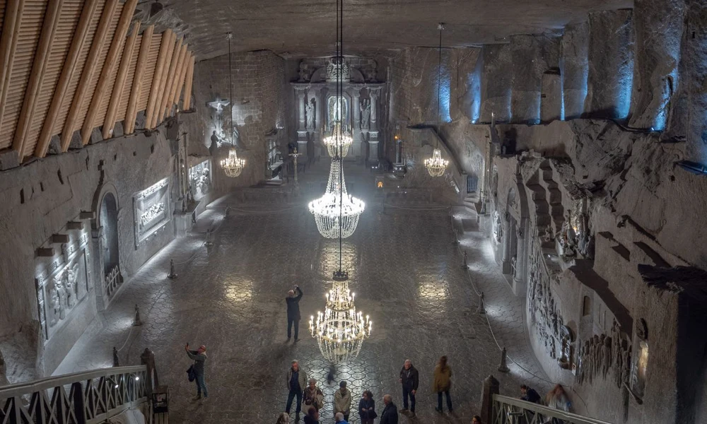 Kép a wieliczkai sóbánya Szent Kinga-kápolnájáról 