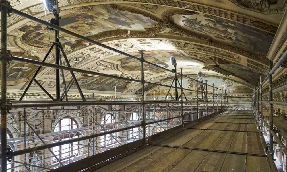Testközelből láthatók Gustav Klimt restaurált mennyezetfreskói Bécsben