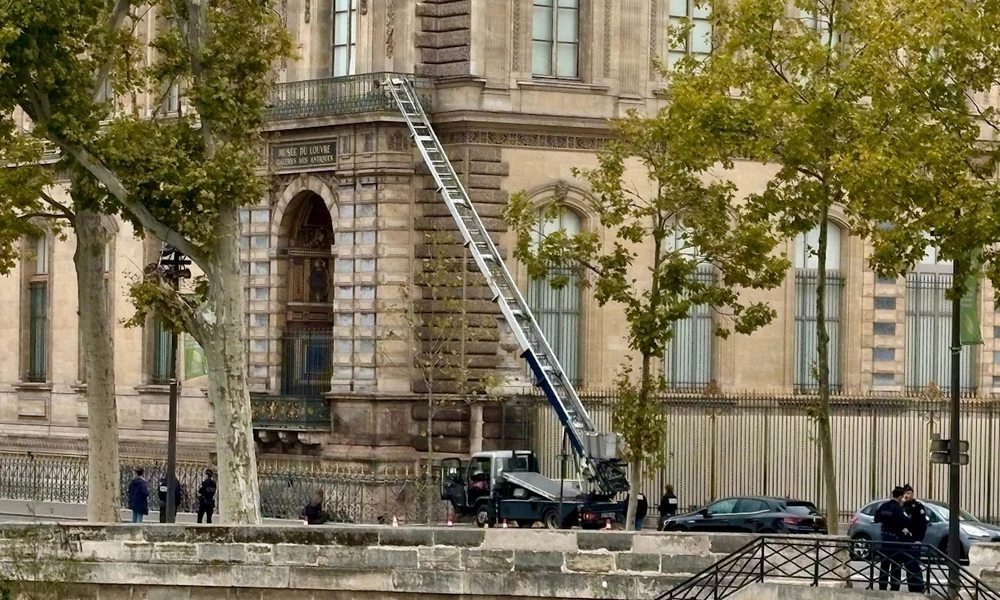 Megfilmesítik a Louvre tavalyi látványos ékszerrablását
