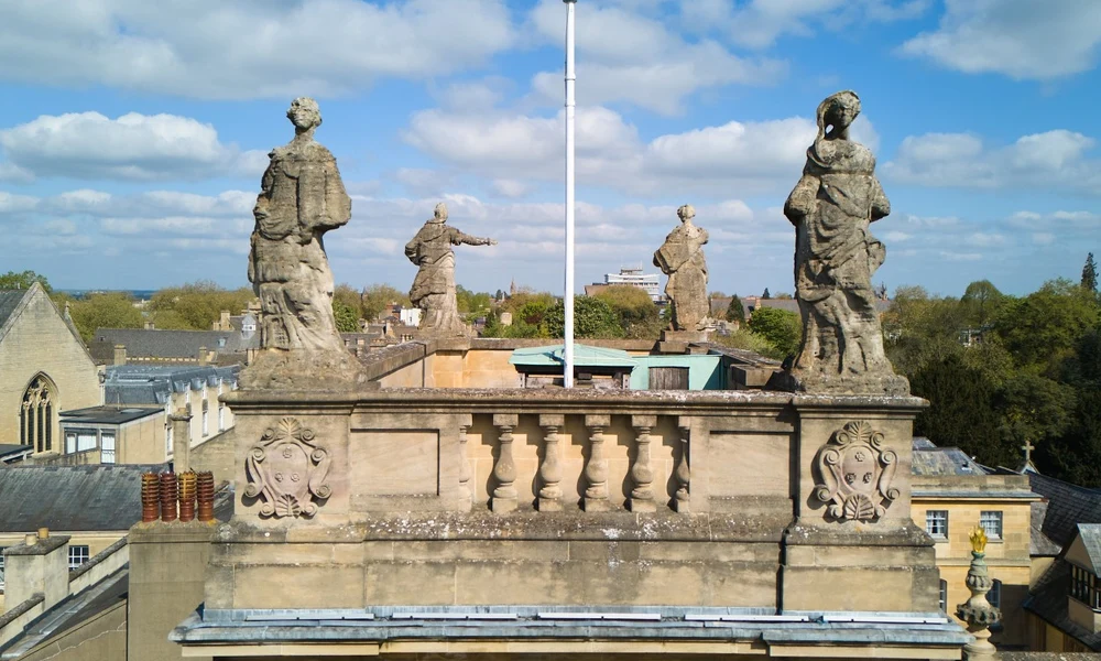 A Trinity College ikonikus szobrai napjainkban
