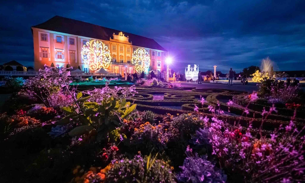 A fények tánca ünnepli a barokk kertművészetet Schloss Hofban