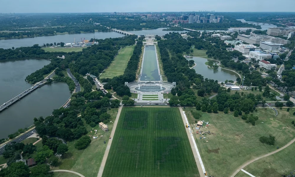 Leválik a festék a felújított washingtoni Lincoln-emlékmű medencéjéről