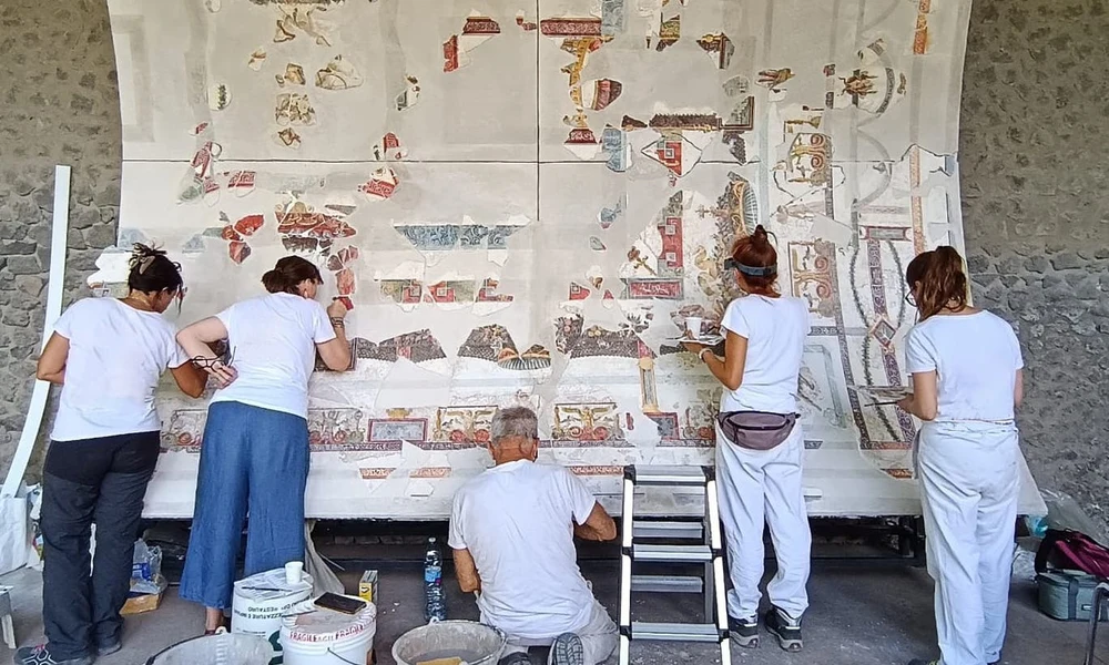 Részben rekonstruált mennyezeti freskót mutattak be Pompejiben
