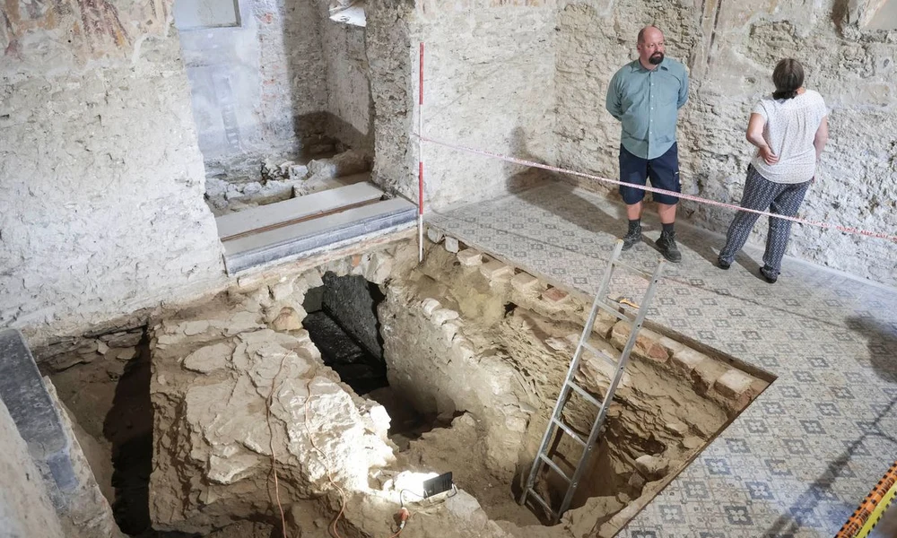 Ismeretlen kriptát és freskókat találtak a keszthelyi Szent Miklós-kápolnában