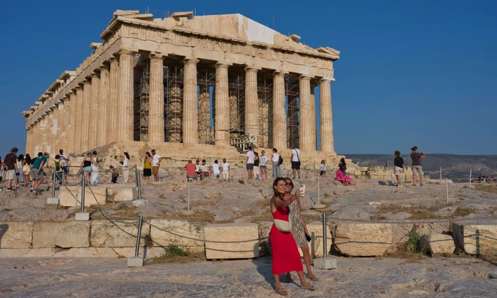 Turisták a Parthenón előtt az Akropoliszon (Forrás: AP)
