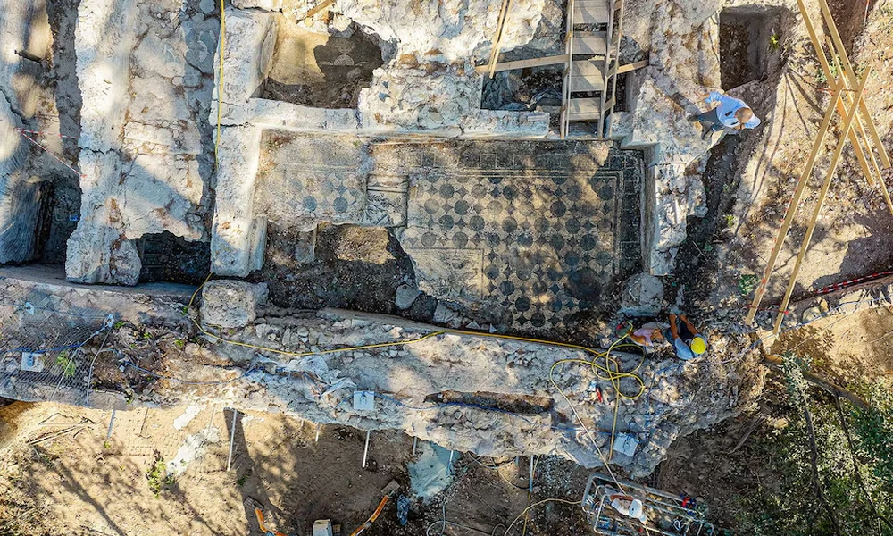 Egy munkás tisztítja a római Villa Celimontana régészeti ásatásai során feltárt mozaikpadlót. Fotó: REUTERS