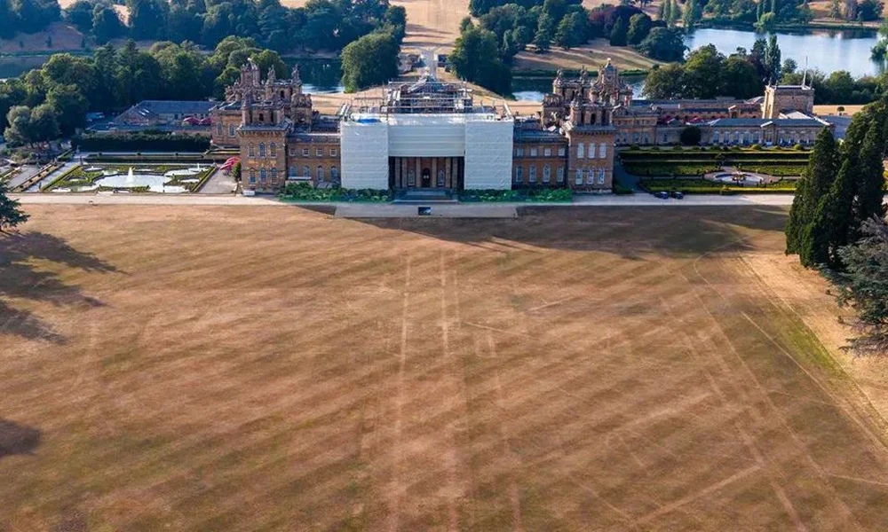 A Blenheim-kastély kertje száraz időszakban 