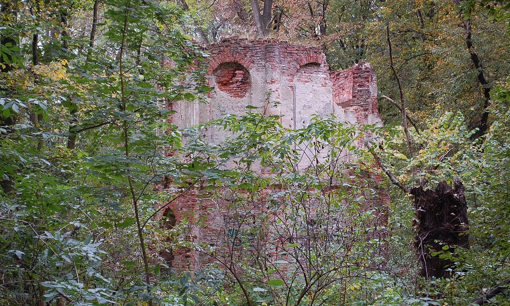 A Morysini Vadászkastély 1811-ben elkészült épületének romjai. 