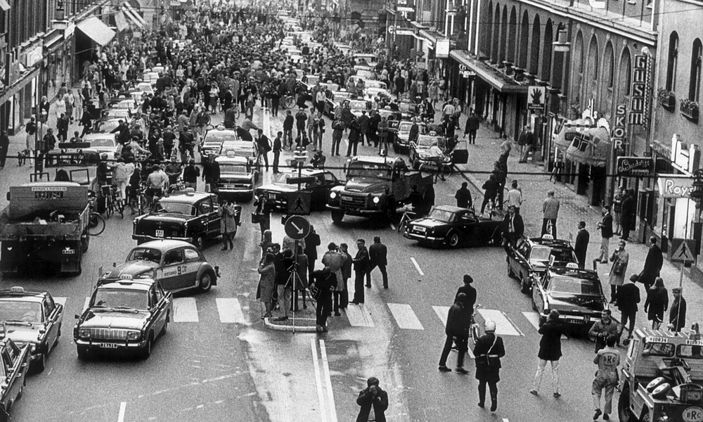 Forgalmi káosz Stockholm Kungsgatan utcáján 1967. szeptember 3-án, Svédország történelmi közlekedési átállásának napján (Forrás: wikipedia/Közkincs)