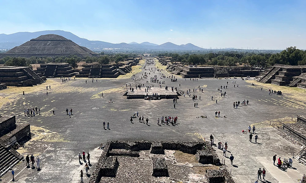 A mexikói Teotihuacanban található Halottak útja jó példa a nyilvános központi terekre, ahol az emberek találkozhattak, kereskedhettek és információt cserélhettek. Az autokratikusabb társadalmakban az ilyen helyeket gyakran fallal zárták e