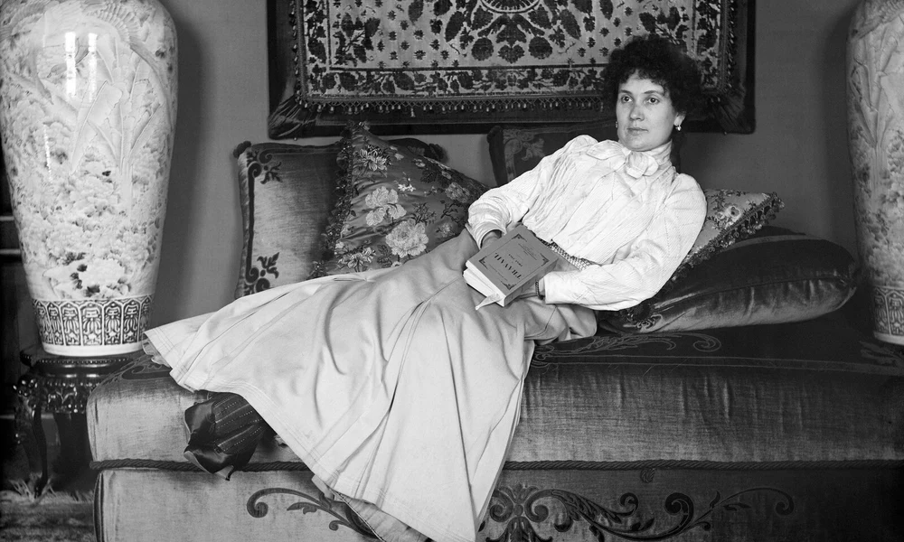 Jeanne Rozerot kanapén fekve, kezében a Travail (Munka) című regénnyel, 1894-1902 © Francia Kulturális Minisztérium, Kulturális Örökség és Fotográfiai Médiatár, forgalmazó: GrandPalaisRmn Photo