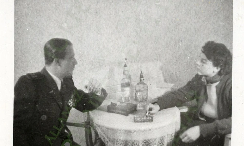 A kép konspiratív úton készült a „Röpcsi”, illetve „Rév Erzsébet” fedőnevű Arató Éváról és Znamenák György ÁVH századosról a Déli Vasút Eszpresszóban. Forrás: ÁBTL – 3.2.1. – Bt-434/2.