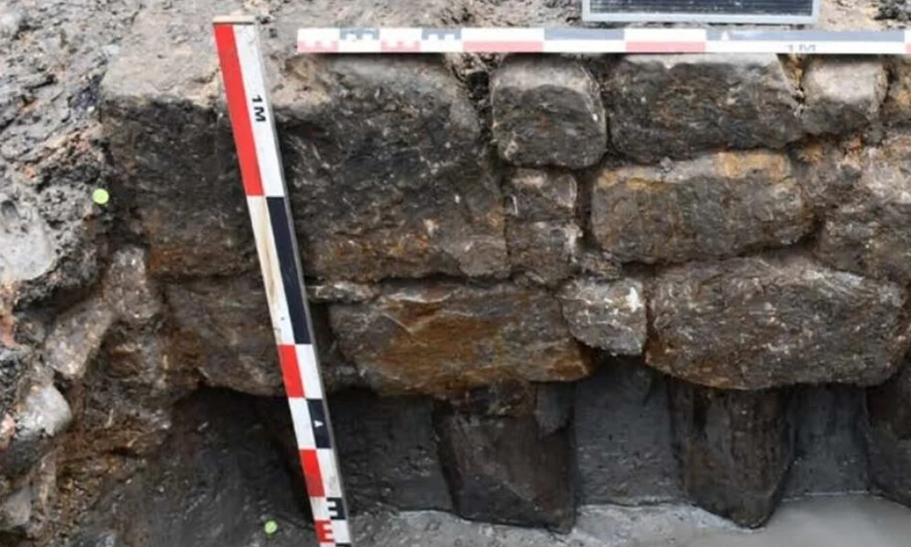 Rendkívül jó állapotban megmaradt fa alapozás a későbbi falazat alatt Eisenbornban, ahol a régészek valószínűleg egy középkori erődített házhoz tartozó maradványokat azonosítottak (Forrás: C. Vallar / ArchéoDiag)