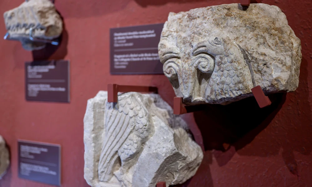 A XII. századból származó édesvizi mészkõbõl faragott dombormû töredéke az óbudai Szent-Péter-templomból a Budapesti Történeti Múzeum Eltûnt épületek hírmondói - Középkori szakrális emlékek a fõváros területérõl címû idõs