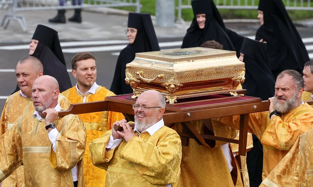 Középkori szent ereklyéjével buzdítják harcra az orosz katonákat