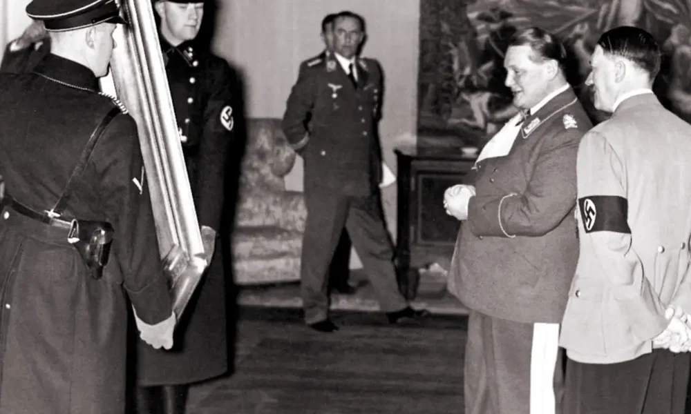 Hitler egy festménnyel ajándékozza meg Göringet 45. születésnapja alkalmából / Berlin / 1938. január 12. / Forrás: Bajor Állami Könyvtár, München