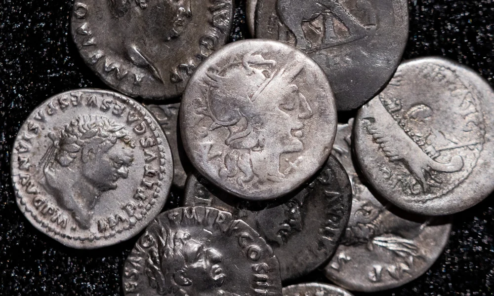 Római érmék – köztük az a középen látható érme is, amely i. e. 148-ból származik, amikor Róma még császár nélküli köztársaság volt – láthatók a németországi Bonnban található LVR Állami Múzeumban 2026. szeptember 22-én, k