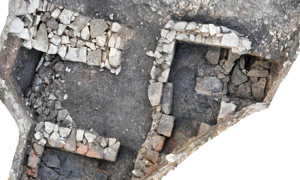 Két 14. századi meleglevegős fűtőberendezés bizonyítja, hogy a kolostor második udvarának déli oldalán fűthető helyiségek voltak. © Szász-Anhalt Műemlékvédelmi és Régészeti Hivatal, Maurizio Paul.