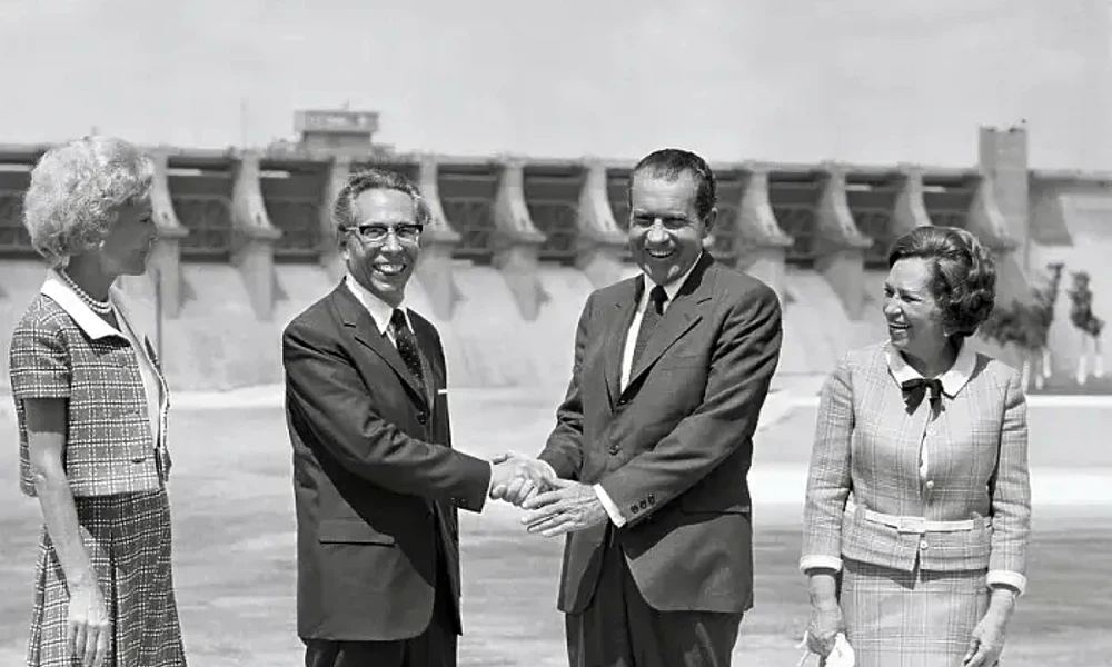Richard Nixon elnök és Gustavo Díaz Ordaz, Mexikó elnöke kezet fognak a Rio Grande folyó mexikói oldalán tartott ünnepségen az Amistad-gát felavatása után. 1969. szeptember 8. (Forrás: Bettmann/CORBIS)