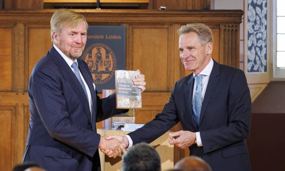 Dr. Gert Oostindie professzor egy független tanulmánykötetet mutat be Vilmos Sándor holland királynak a holland gyarmati történelemben betöltött szerepéről a Leideni Egyetem Akadémiai Épületében, Leidenben, Hollandiában, 2026. október 2-