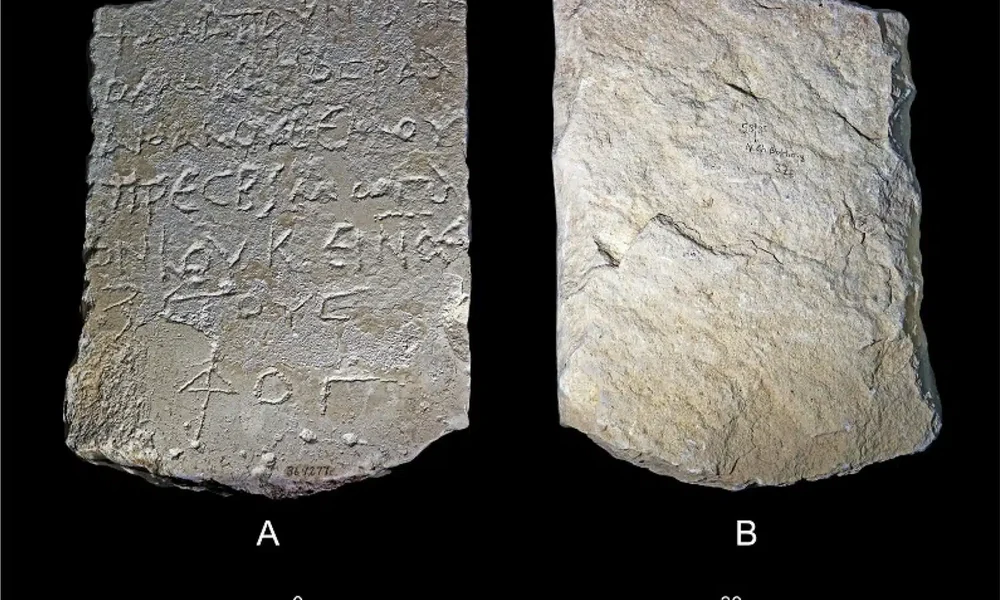 Keresztelőkápolna 34. számú sírlap ókori görög felirattal (Forrás: Emma Maayan-Fanar / Open Access)