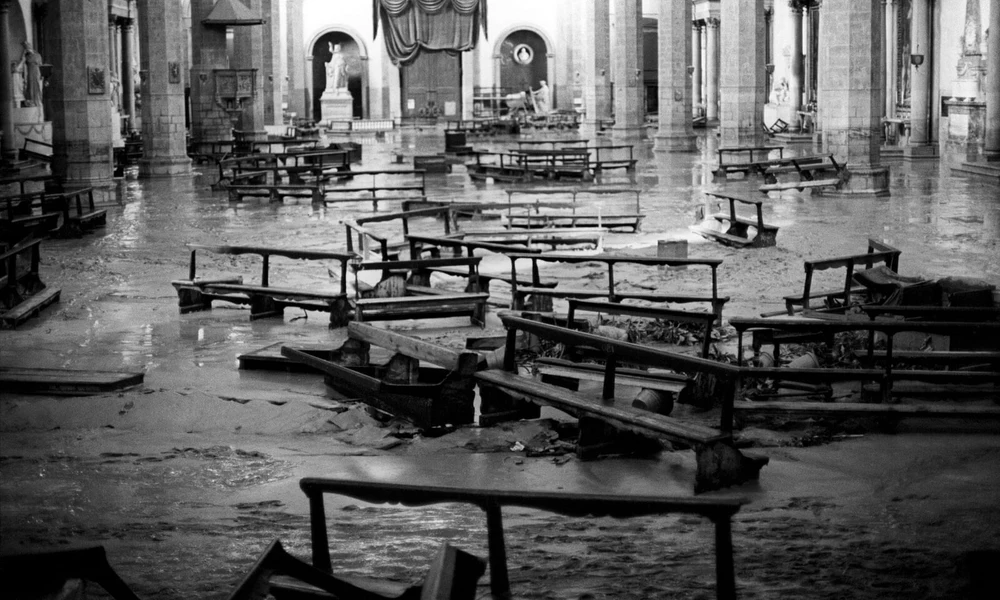 A Santa Croce-bazilika belseje az 1966-os árvíz idején. Fotó: Mondadori Portfolio/Getty Images