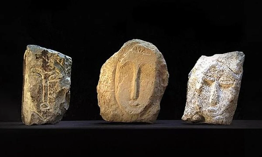 A három hamis Modigliani-fej a livornói városi múzeum gyűjteményében. A két szélső szobor Angelo Froglia műve, a harmadikat három egyetemista készítette 1984-ben.