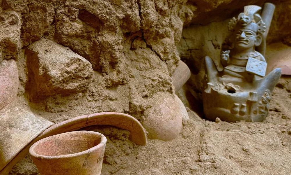 A perui Huaca de la Luna területén feltárt, mintegy 1400 éves gyermeksír kerámiamellékletei között egy különleges, természetfeletti alakot ábrázoló szobor is található (Forrás: Huacas de Moche Archaeological Project – UNT)