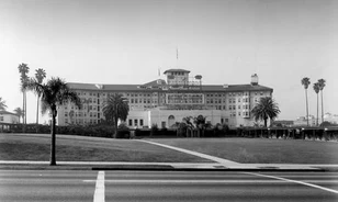 Lebontják Hollywood leghíresebb hoteljét